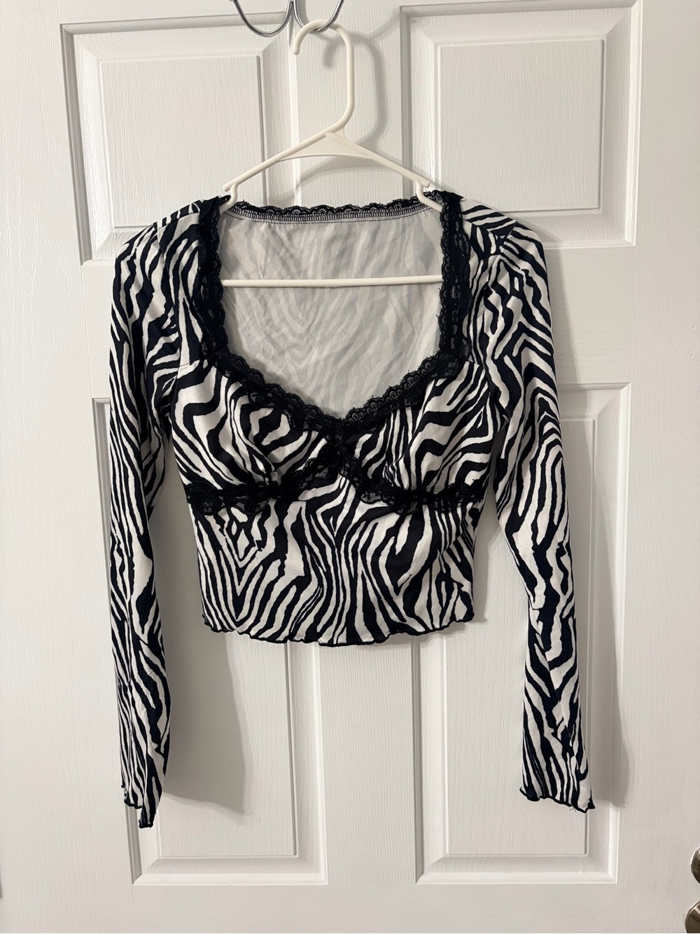 SHEIN Black & White Zebra Lace-Trim Long Sleeve Crop Top